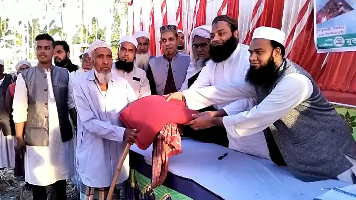 ফুলবাড়ীতে ৫ শতাধিক এতিম,অসহায় ও নবমুসল্লিদের মাঝে শীতবস্ত্র বিতরণ